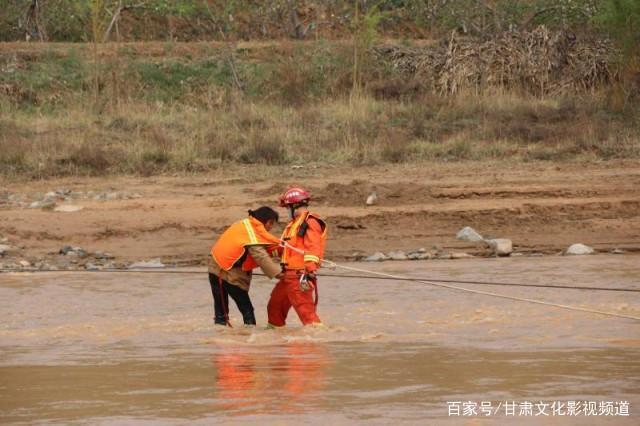 甘肃天水:群众被困河道 消防紧急救援