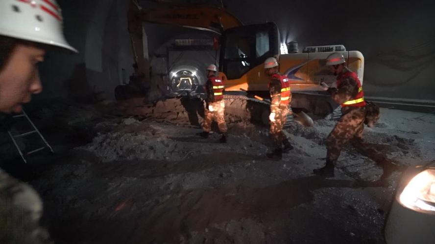云南云凤高速安石隧道出口发生事故 武警官兵紧急救援